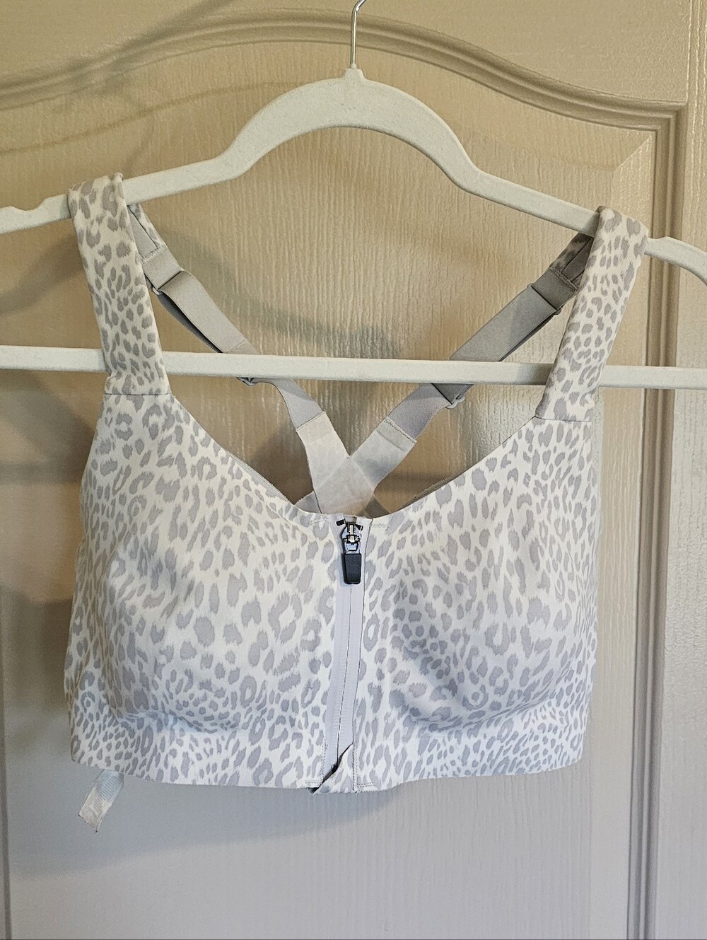 Victoria's Secret Incredible Knockout Ultra Max Gray & White Leopard Print Bra